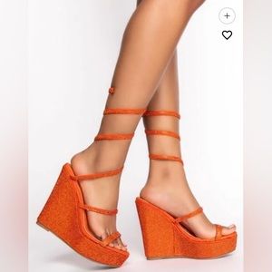 NIB AZALEA WANG COSMO ORANGE PLATFORM WEDGE SANDAL. Size  7.5M.